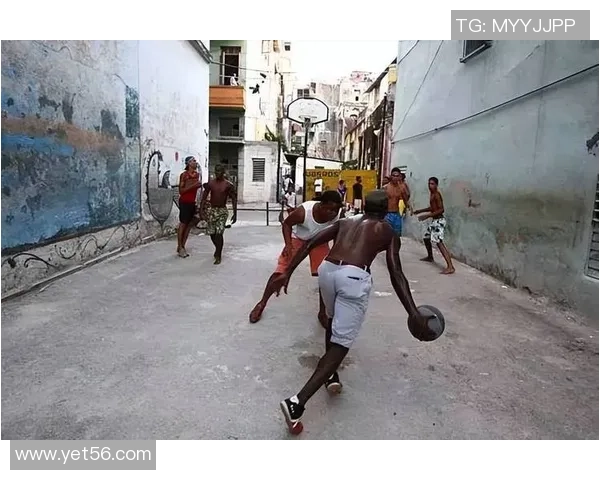 铁笼足球传奇球星的崛起与挑战：从街头到顶级赛场的蜕变之路